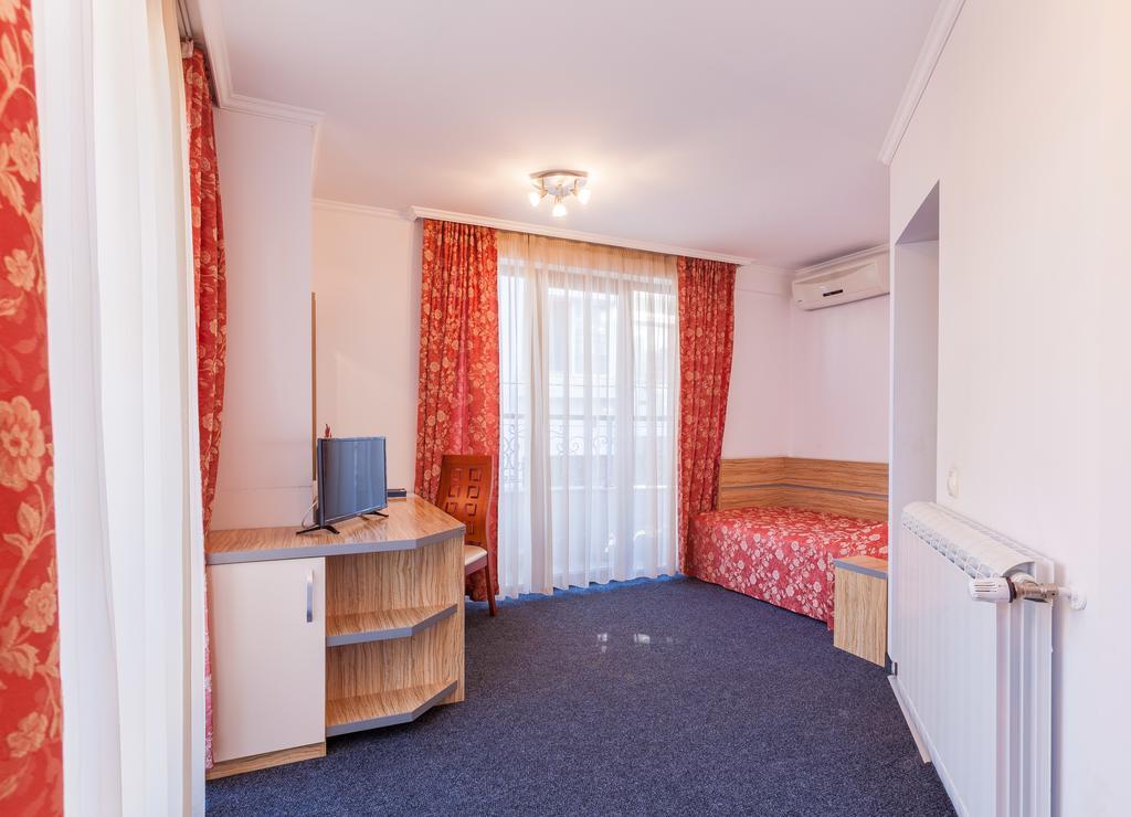 Hotel семеен опера